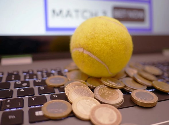 pelota de tenis sobre portatil