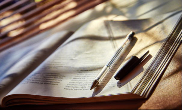 libro con boli y tapadera