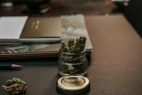 Cannabis sobre escritorio