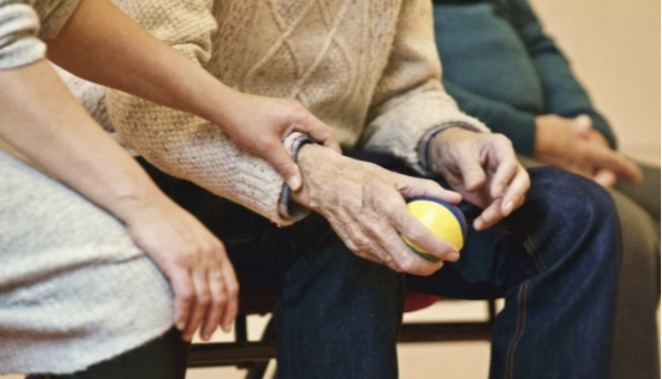 Señor sujetando pelota antiestrés