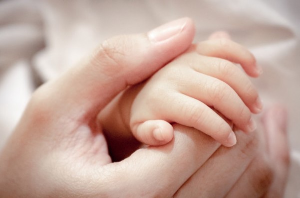 Mano de madre y bebé