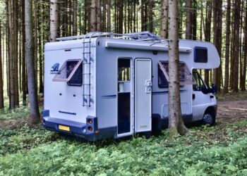 autocaravana en bosque