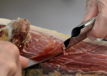 cortando jamon