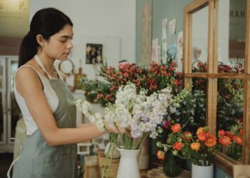 chica con flores