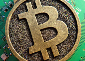 Los poseedores de Bitcoin que no están vendiendo sus monedas en este momento son “los verdaderos idiotas: Peter Schiff
