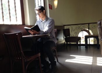 chico leyendo