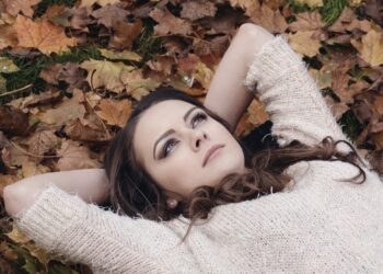 chica morena tumbada