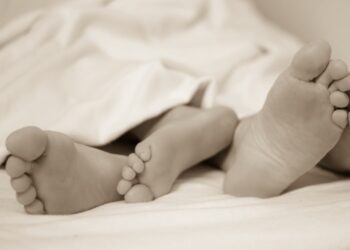 pies en cama