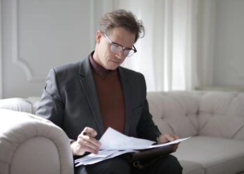 abogado leyendo papeles