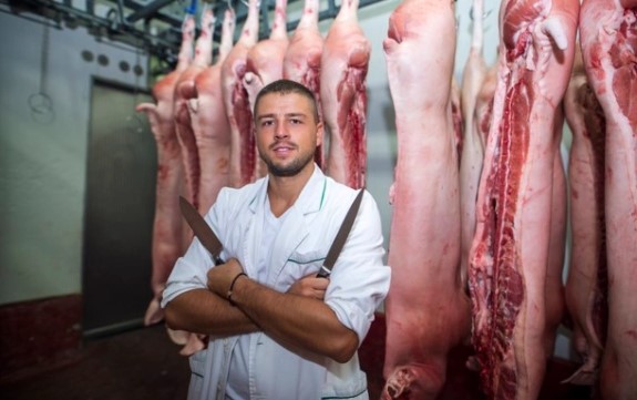 carnicero con cuchillos