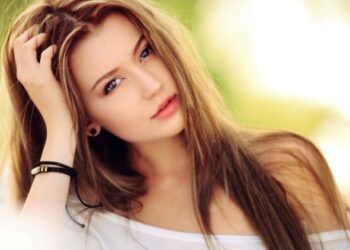 chica con pelo liso