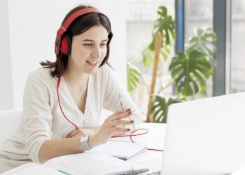 Beneficios y requisitos para enseñar un idioma en línea