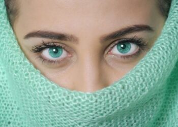 Chica de ojos verdes con pañuelo verde