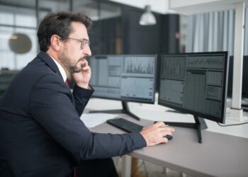 Lunes negro de Wall Street bolsa cae más de 2.7%, mientras mercado chino sube constantemente