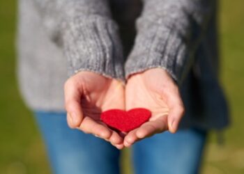 Manos sujetando corazón