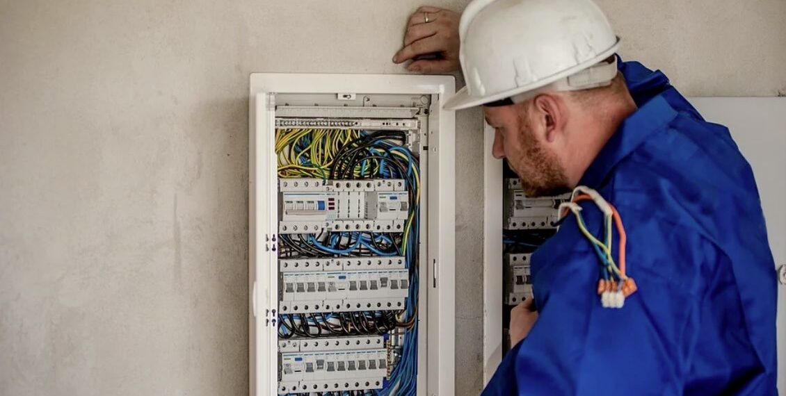 hombre electricista