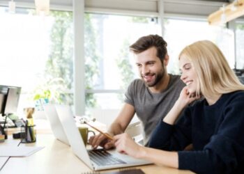 personas mirando portatil