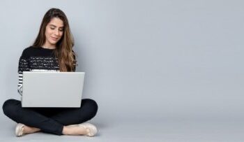 Chica trabajando con portatil