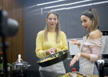 chicas cocinando