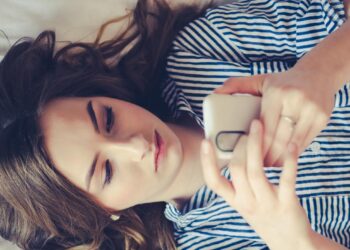 Chica mirando instagram