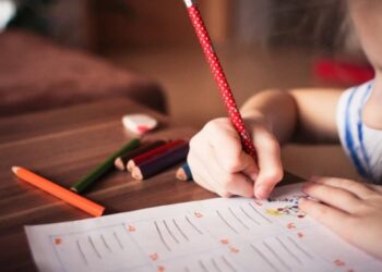 Niño aprendiendo a escribir