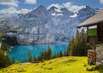 Vistas de un lago desde la montaña