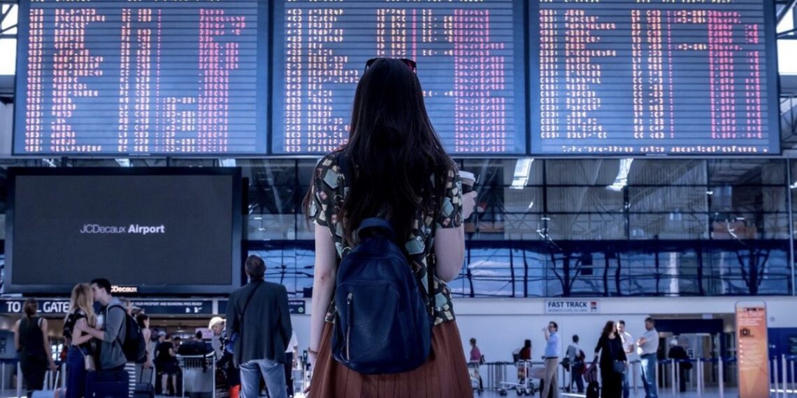 chica en aeropuerto