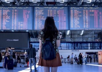 chica en aeropuerto
