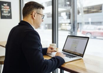 hombre con portatil