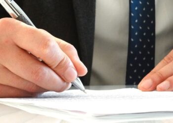 Abogado firmando papeles