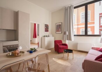 Apartamento decorado con toques rojos en madrid