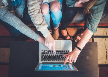 Chicas señalando portatil