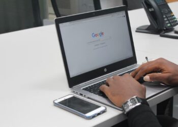 Manos sobre portatil con google abierto