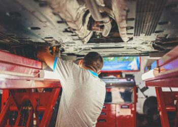 Mecanico debajo de coche