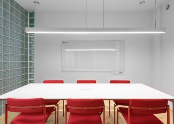 Mesa blanca con sillas rojas