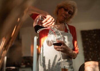 Mujer decantando vino