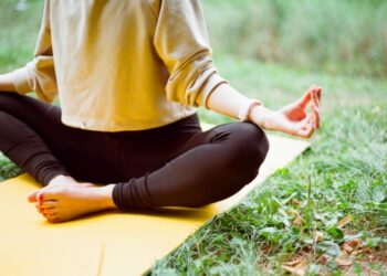 Mujer practicando yoga