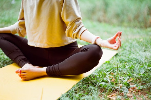 Mujer practicando yoga