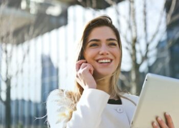 Mujer sonriendo con ipad en la mano