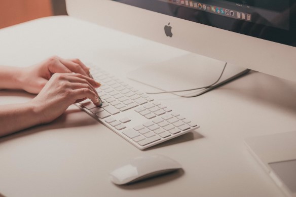 Persona trabajando en mac