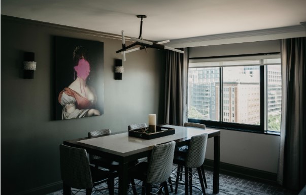 Salón con lámpara especial