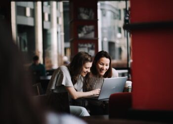 chicas mirando portatil