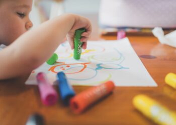 niña pintando
