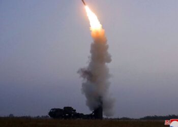 Corea del Norte dice que disparó misil antiaéreo, cuarta prueba reciente