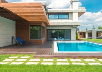 Piscina con tarima flotante