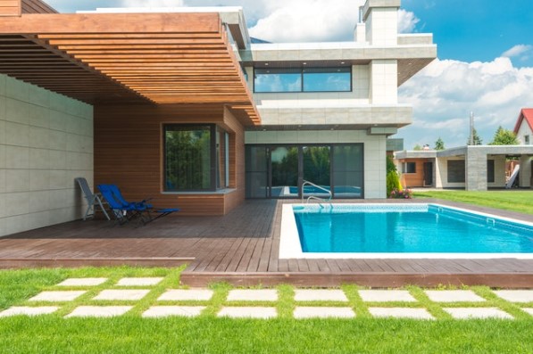 Piscina con tarima flotante