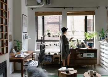 Chica-en-oficina-de-diseño