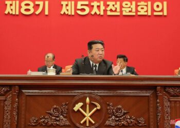 Líder norcoreano reafirma acumulación de armas en reunión del partido