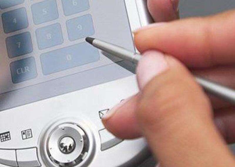 Chimpancé paralizado camina, tecnología de pantalla táctil de cortesía