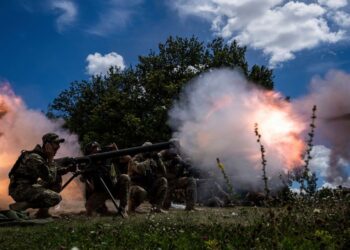 Ukrainian servicemen shoot with SPG-9 recoilless gun during training in Kharkiv region, Ukraine, Tuesday, July 19, 2022. (AP Photo/Evgeniy Maloletka)